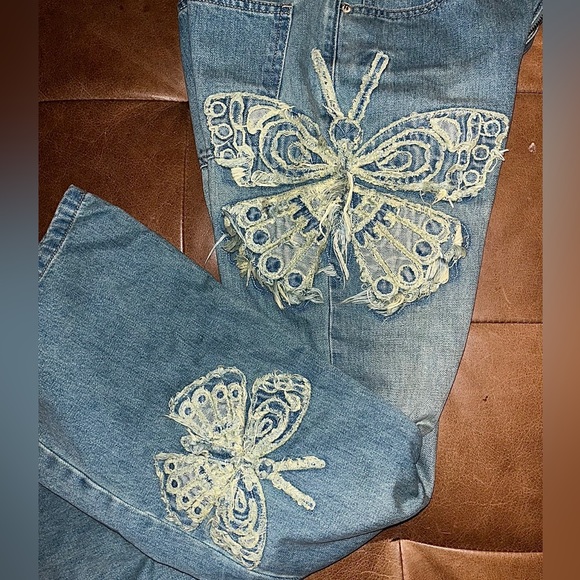 Urban Outfitters // Low Rise Flared butterfly appliqué jeans - from BDG. Size 25 - Picture 3 of 4